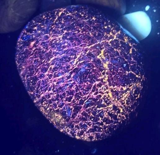 UV Fluorescent Calcite Vein Rock Glowing Mineral Speciment Rare Australian Find